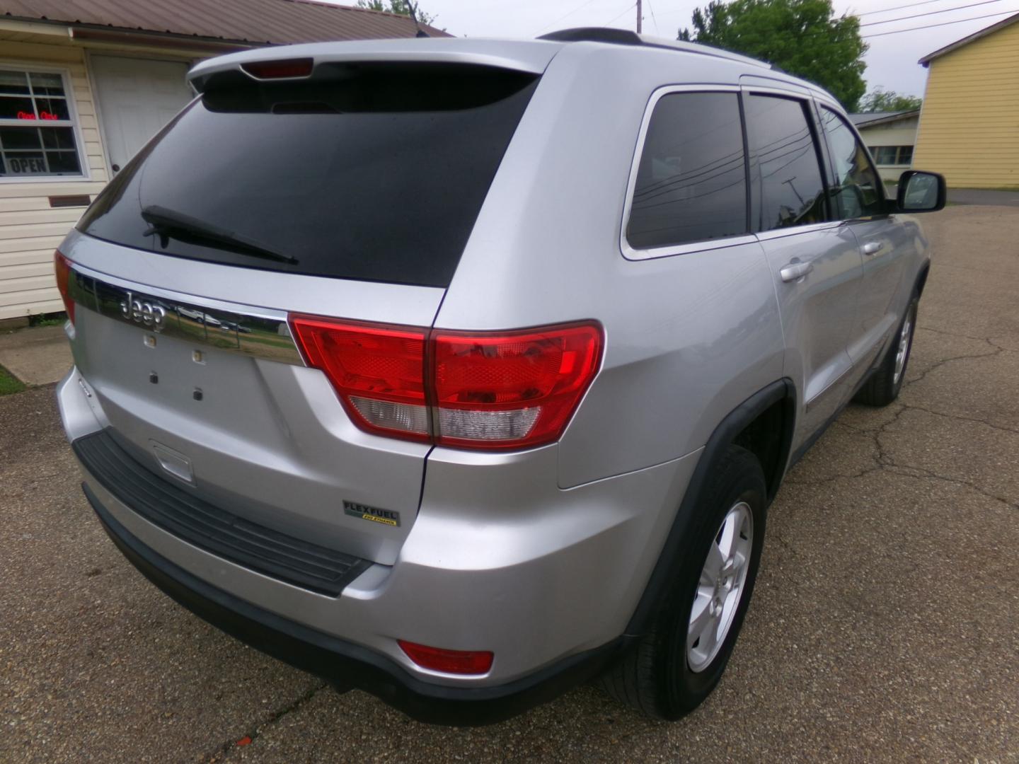 2011 Gray /Gray Jeep Grand Cherokee Laredo 2WD (1J4RS4GG4BC) with an 3.6L V6 DOHC 24V engine, 5-Speed Automatic transmission, located at 401 First NE, Bearden, AR, 71720, (870) 687-3414, 33.726528, -92.611519 - Photo#17